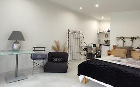 Studio indépendant dans villa, parking gratuit.